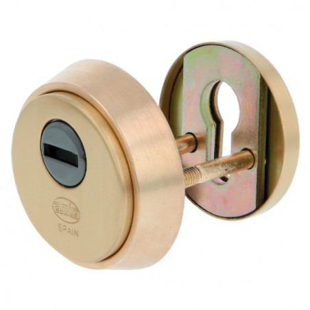 AMIG 23686  
 Escudo 40  
 Ø65 mm  
 Latón  
 Mate