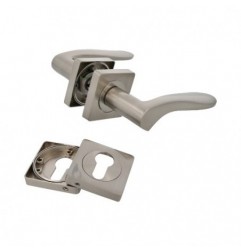 AMIG 23836  
 Manilla con roseta + bocallaves BOLONIA  
 51 x 51 mm  
 Zamak  
 Cromado mate